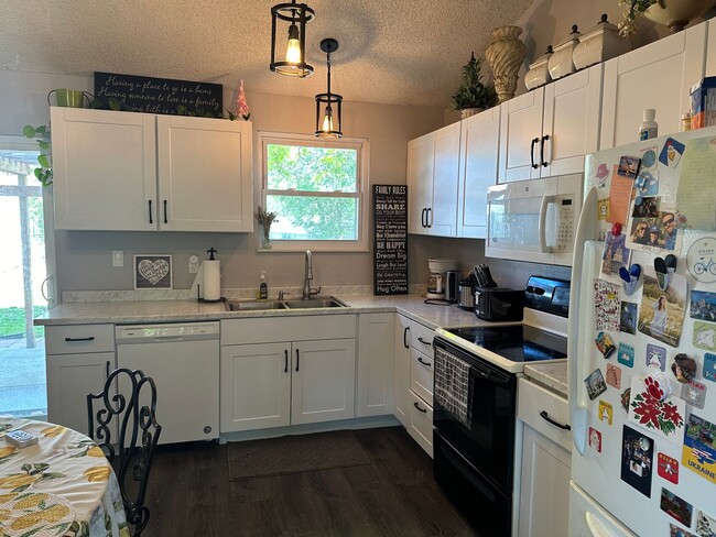 Building Photo - Nicely Updated 3BD 2Bath Near Downtown Win...