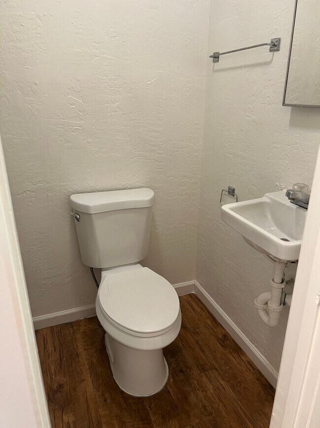 Building Photo - Studio Apartment in Shasta Lake