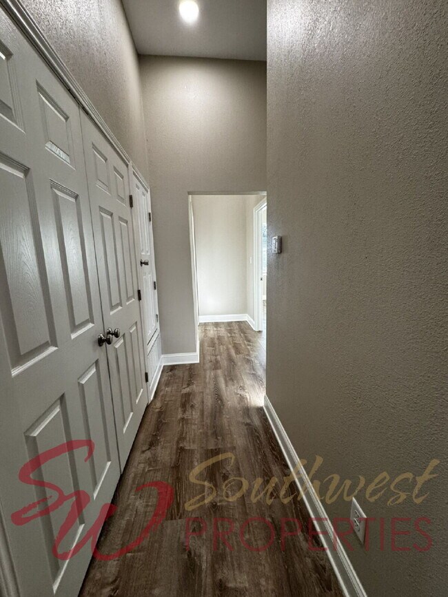 Building Photo - Freshly Remodeled 3 Bed / 2 Bath – Close to Campus | Pets Welcome!