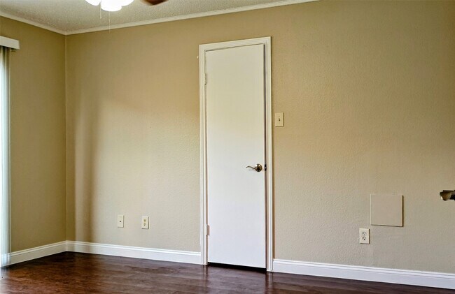 Building Photo - 8413 Sands Point Dr