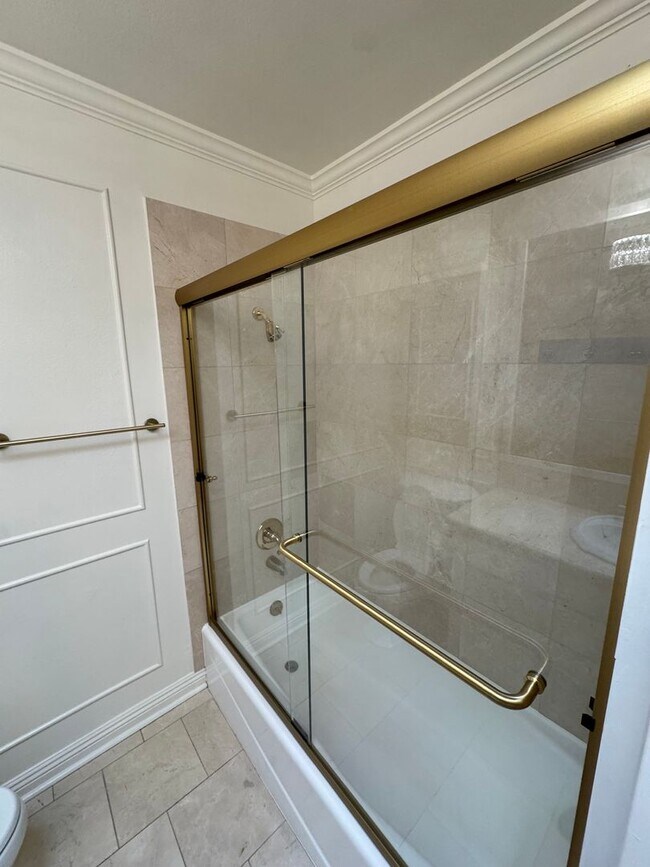 Building Photo - Beautiful Spacious Top Floor Condo 1 bed - 1 bath with parking in Burbank