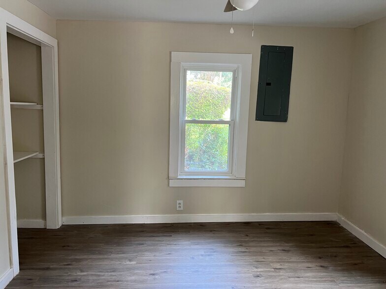 Building Photo - 18 Walnut St