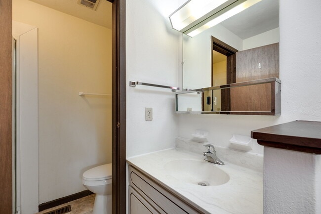 Building Photo - 2215 Barclay Ct