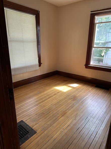 Building Photo - 31 Dix Ave