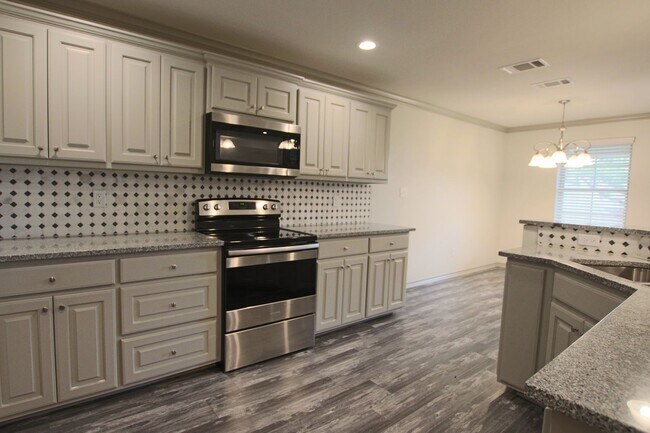 Building Photo - Beautiful 3 Bedroom 2 Bathroom Townhouse i...