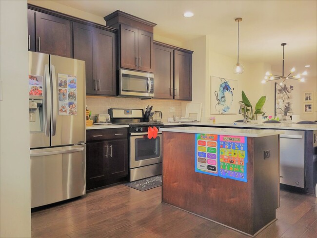 Building Photo - Stunning 4 bedroom 3.5 bath townhome locat...