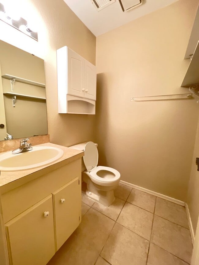 Building Photo - Charming 3-Bedroom with Fenced Yard & Cove...