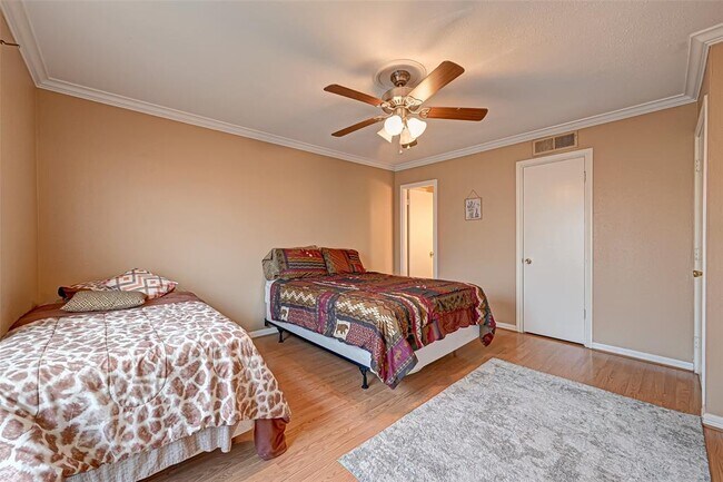Building Photo - 2101 Fountain View Dr