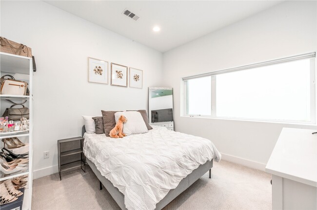 Building Photo - 1141 W 18th St