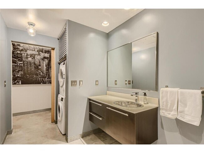 Building Photo - 700 N Washington Ave