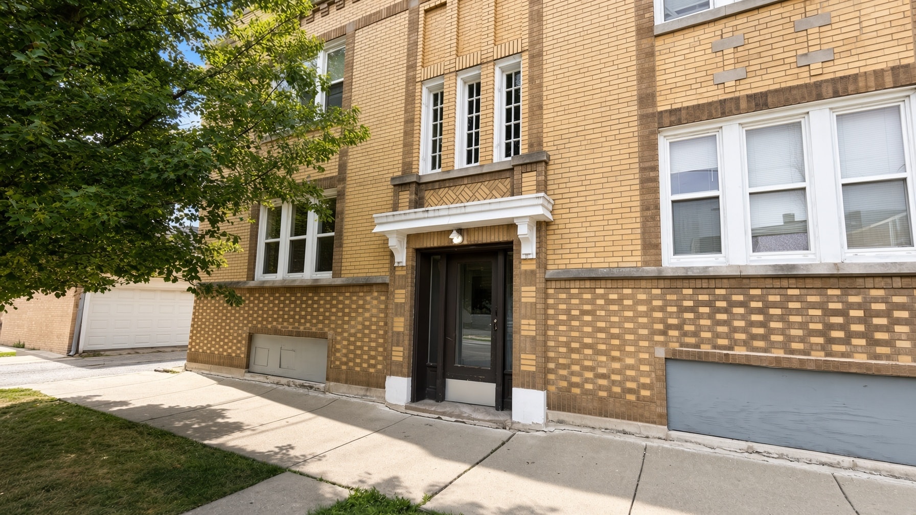Building Photo - 3018 N Karlov Ave