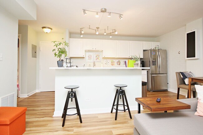 Building Photo - Furnished 1800 JPA Apartment Near UVA