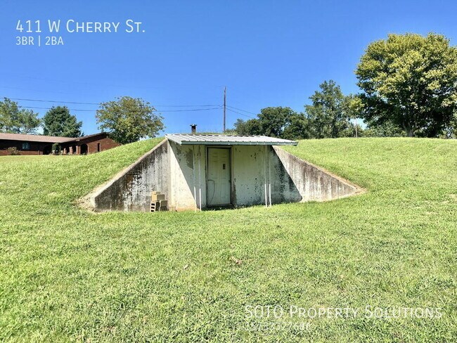 Building Photo - 411 W Cherry St