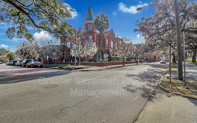 Building Photo - 637 E 39th St