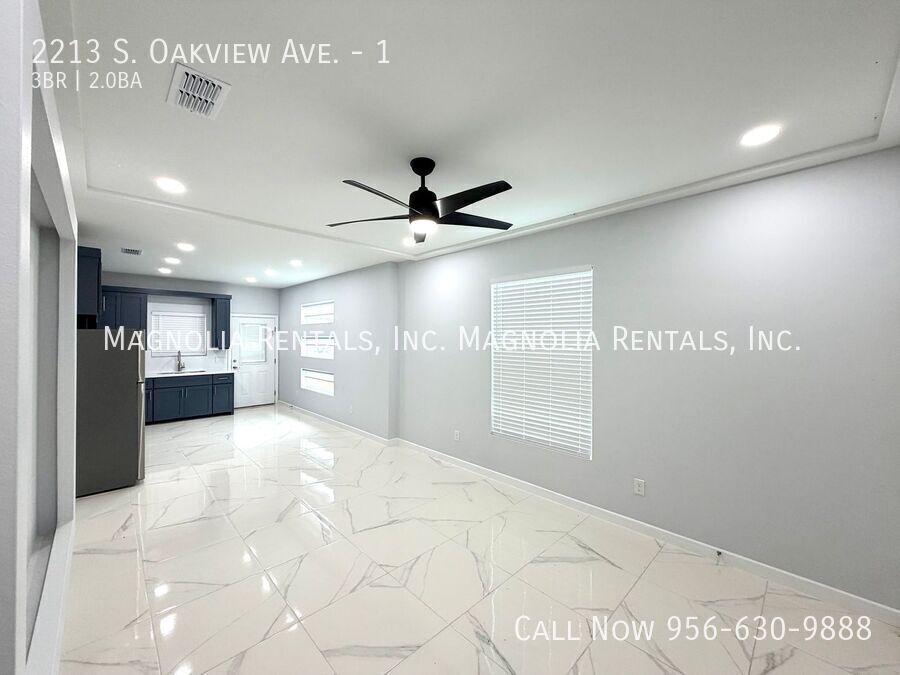 Building Photo - 2213 S Oakview Dr