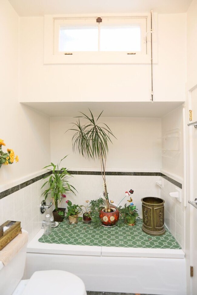 Building Photo - Two-story, 3BR/2.5BA Single family home including Lower-Level Suite with Bath & Kitchenette in Gl...