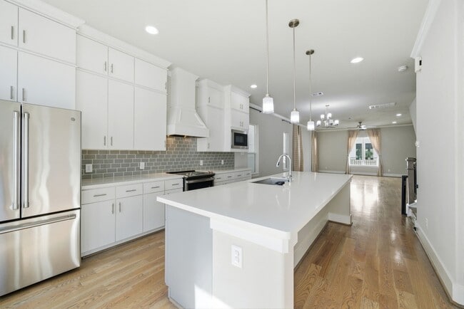 Building Photo - 1307 W 24th St