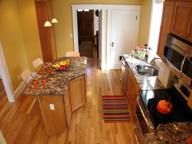 Building Photo - 128 Brooks Ave