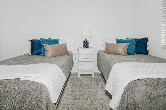 Building Photo - 15375 Green Acres Avenue Unit 2211