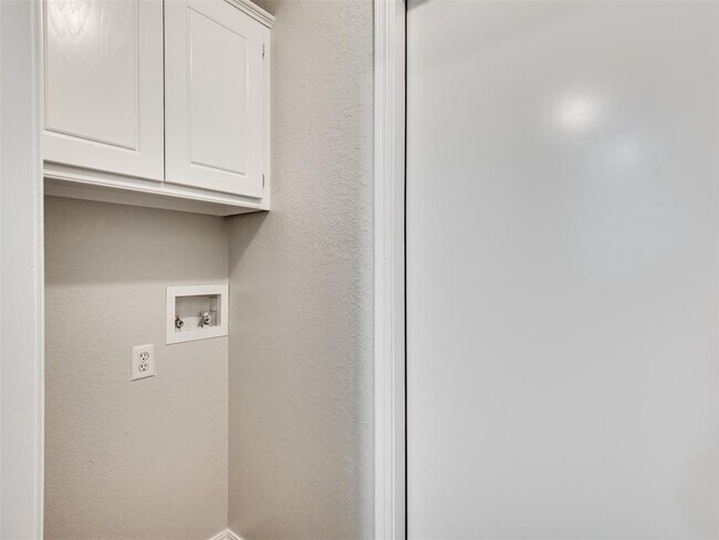 Building Photo - 949 N Windermere Dr