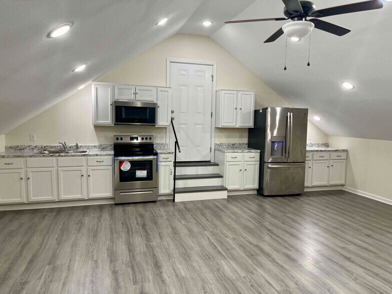 Building Photo - 404 E 18th St