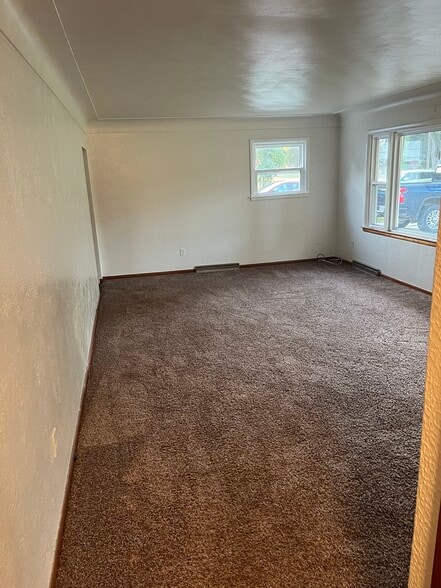 Living room - 112 Parkside Dr