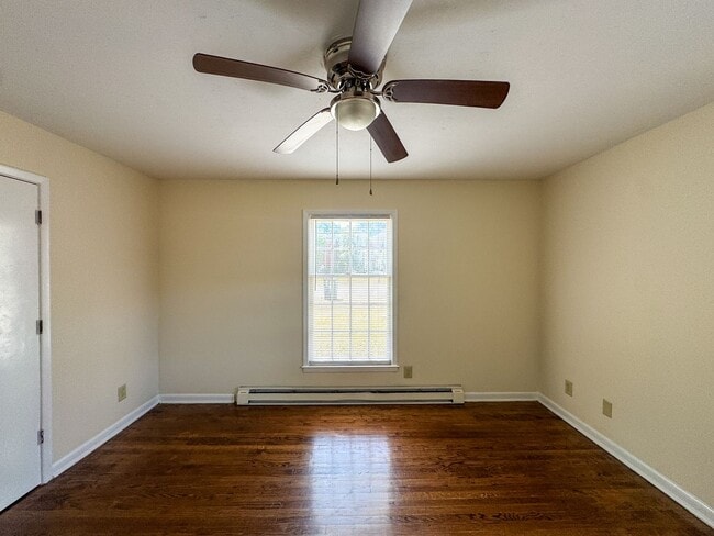 Building Photo - Conveniently Located 2 Bed 1.5 First Floor Unit