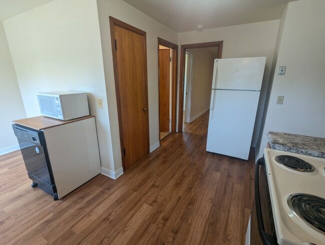 Building Photo - Large 1 Bedroom Plus Den