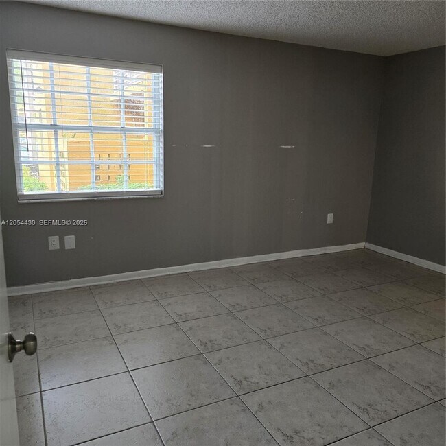 Building Photo - 9731 Fontainebleau Blvd