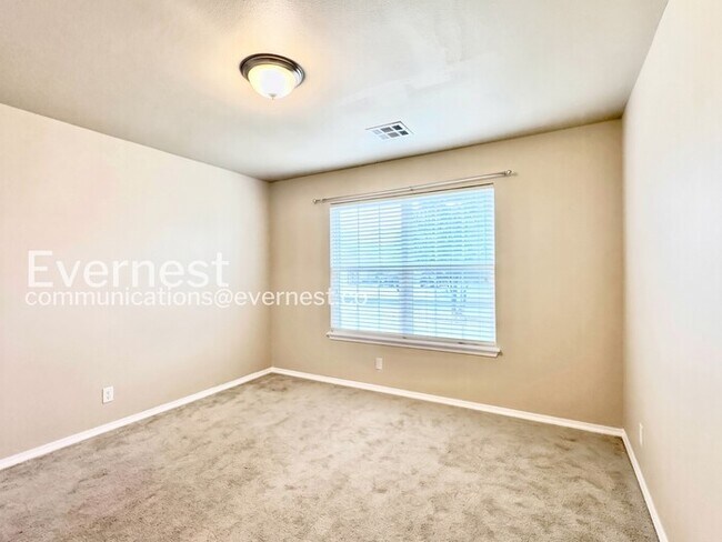 Building Photo - 3 Bed/2 Bath Home with Garage / Pet-Friendly / Available Now!