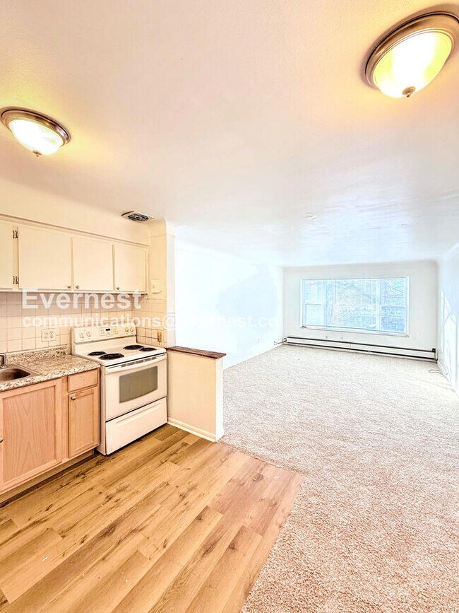 Building Photo - 15601 Schoolcraft Rd