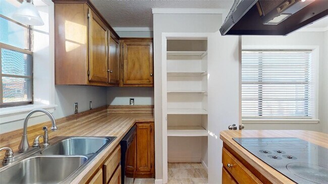Building Photo - 3904 Windwood Cir
