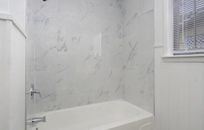 Building Photo - 3 Bedroom PLUS SUNROOM | 2 Bathroom | 2 Ca...