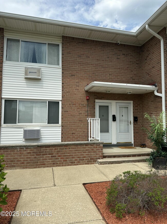 Primary Photo - 35 Sternberger Ave