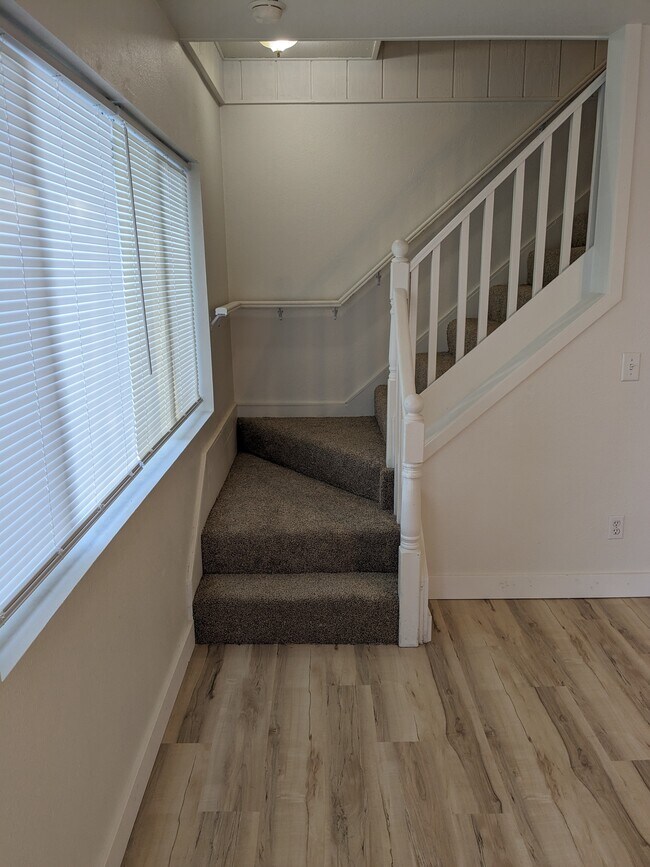 Building Photo - 2205 Oak Ave