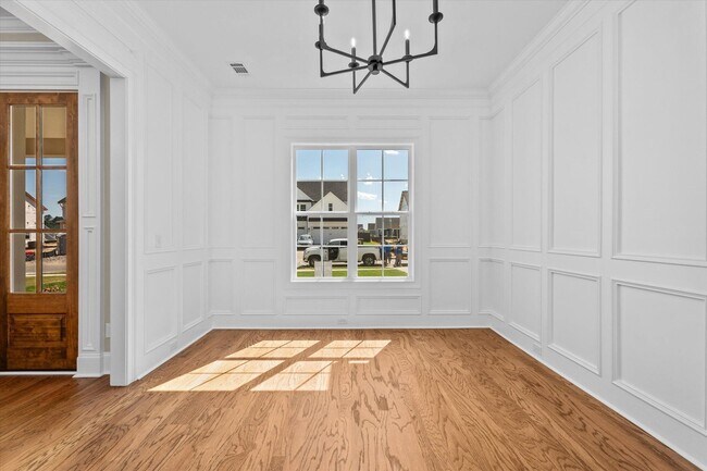 Building Photo - 565 River Oaks Ln