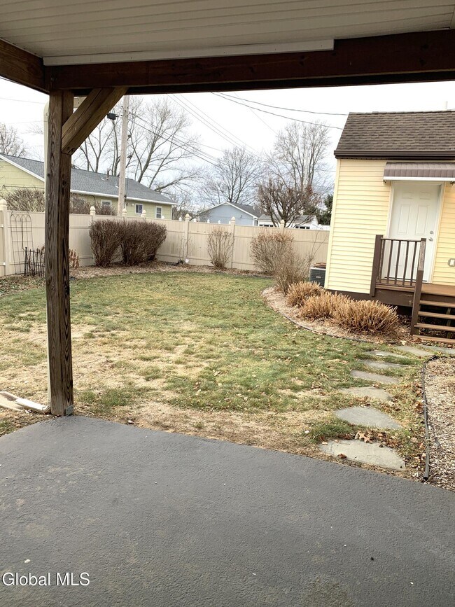 Building Photo - 15 Grounds Pl