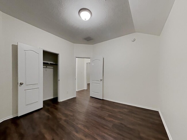 Building Photo - 2550 Riverway Dr