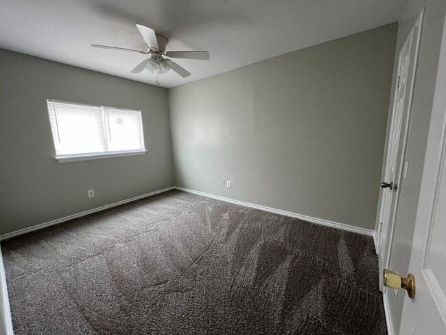 Building Photo - 4 bedroom 2 and a half bathroom single fam...