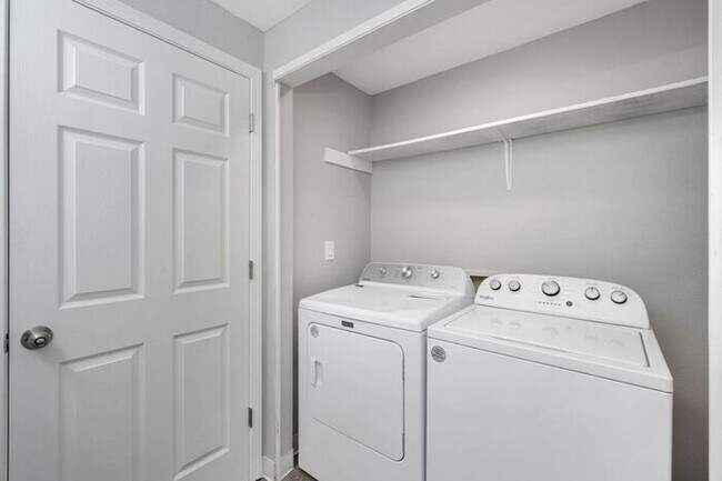 Building Photo - 2 bedroom unit. Pets OK! Lots of upgrades! Full size washer and dryer in every unit!!