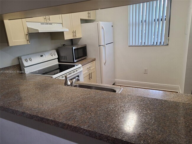 Building Photo - 9851 Nob Hill Ct