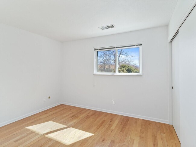 Building Photo - Spacious 4-Bed, 2-Bath Home | Large Backyard| Quick Access to Highway 528 and Other Routes| Pre-L...