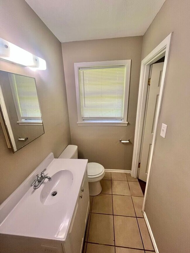Building Photo - Tour Today! 3 Bedroom 2 Bath Single Family Home in Longview!