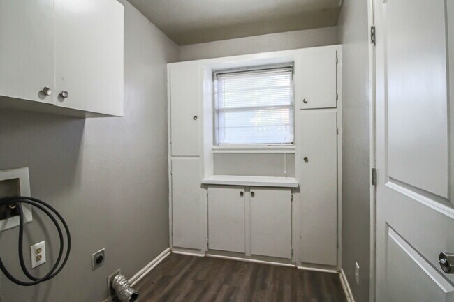 Building Photo - Cute 3 Bed, 2 Bath!