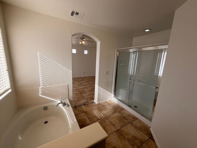 Building Photo - Spacious 3Bdm 2Ba Phoenix Home with *No Carpets* and *New Paint*