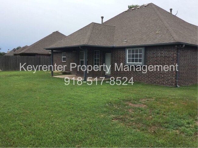 Building Photo - 3-Bed, 2-Bath Large Home in Claremore