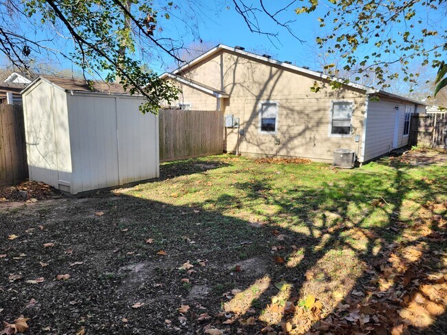 Building Photo - 315 Willowick St