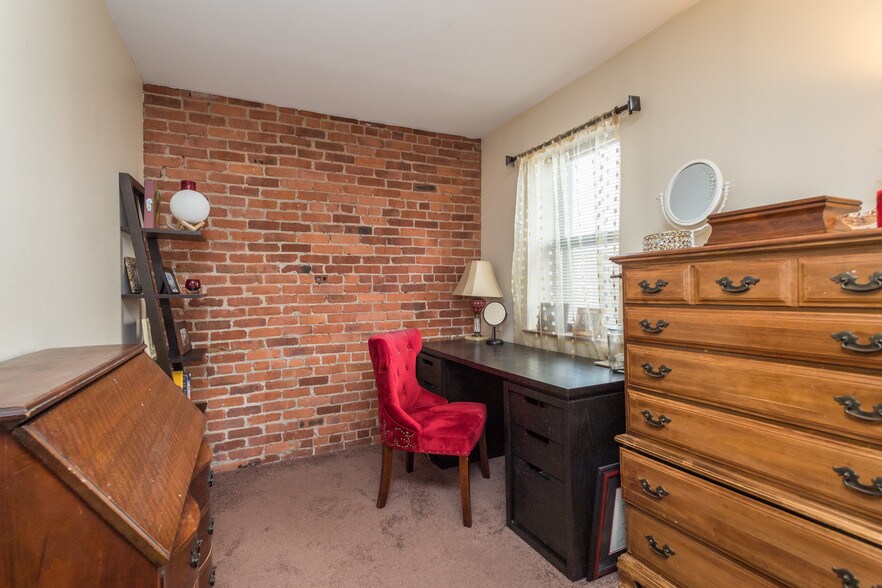 Building Photo - 103 Gainsborough St