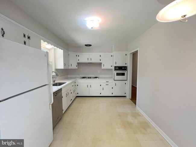 Building Photo - 10001 Woodhill Rd
