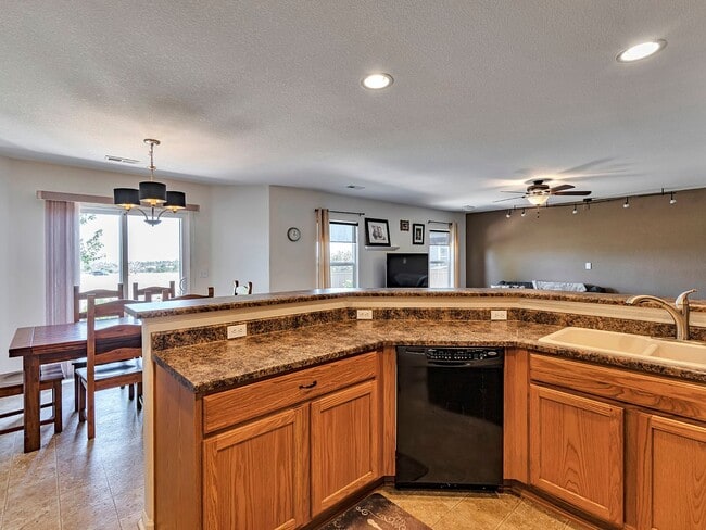 Building Photo - Spacious 3 Bedroom 2 1/2 Bath in Castle Rock!